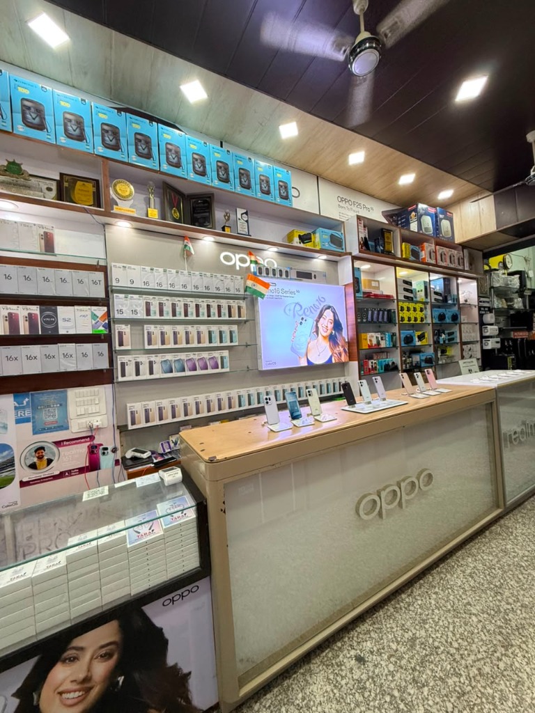 OPPO and Realme Smartphone Demo Counter at Tara Music Centre Hindaun